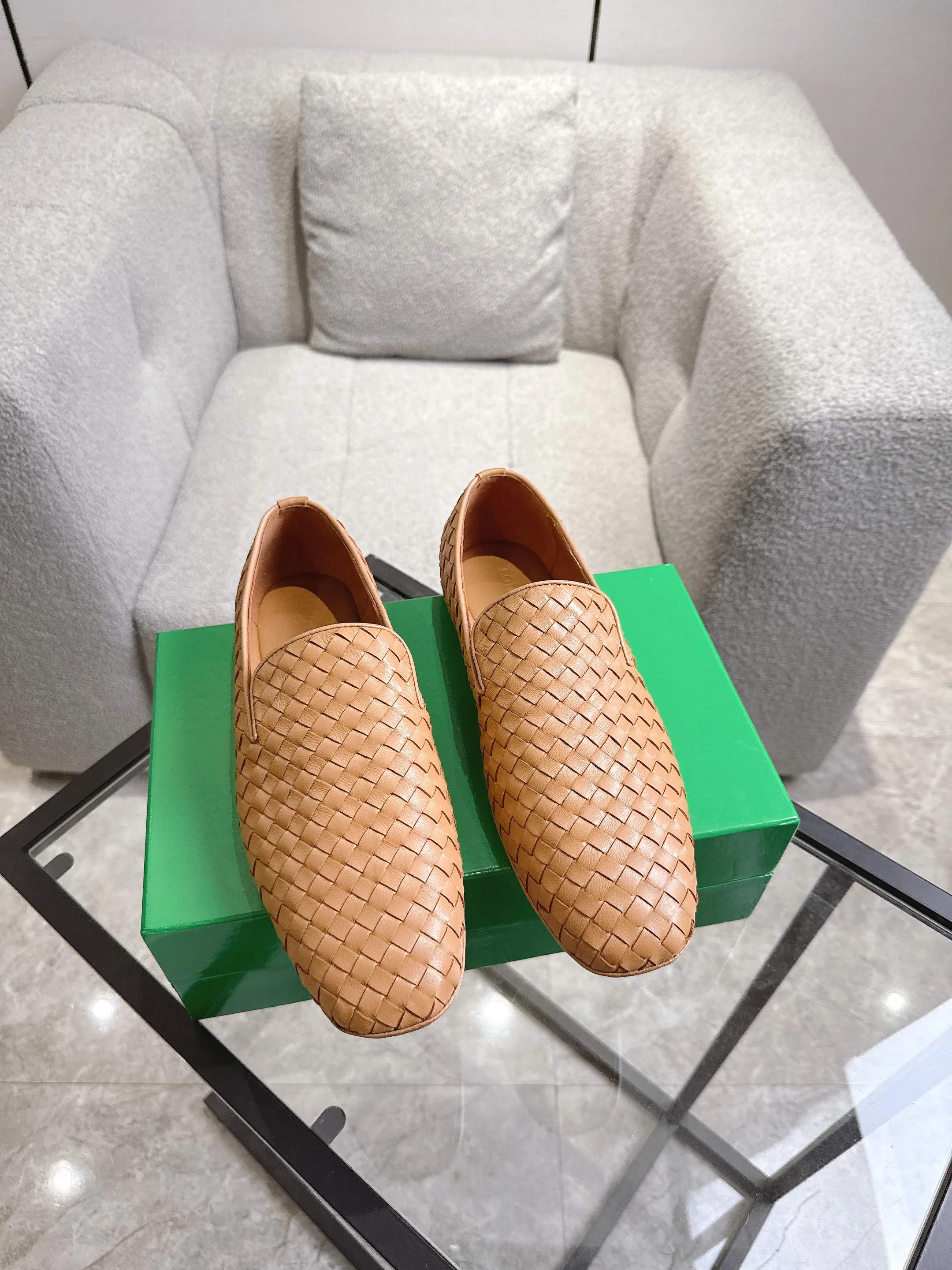 [BV] Top P: 760💰Size for couples: 35-44 (40.41 for women, 38 for men, 45.46.47, custom-made, non-returnable) Bottega Veneta 2025 autumn counter synchronized genuine leather outsole classic woven beanie shoes for couples, Bottega Veneta square-toe flat shoes, imported mixed sheepskin, imported sheep! Leather outsole! [Rose][Rose]! Purely hand-woven and operated, the original board is reproduced one-to-one! quality assurance!